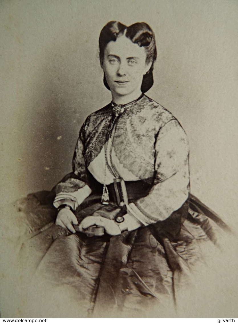 Photo CDV Siegmund à Hamburg  Jeune Femme Assise  Jupe En Soie, Boléro En Dentelle  Bijoux, Montre CA 1865 - L679B - Old (before 1900)
