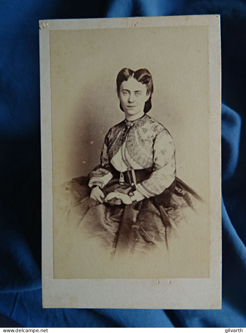 Photo CDV Siegmund à Hamburg  Jeune Femme Assise  Jupe En Soie, Boléro En Dentelle  Bijoux, Montre CA 1865 - L679B - Ancianas (antes De 1900)