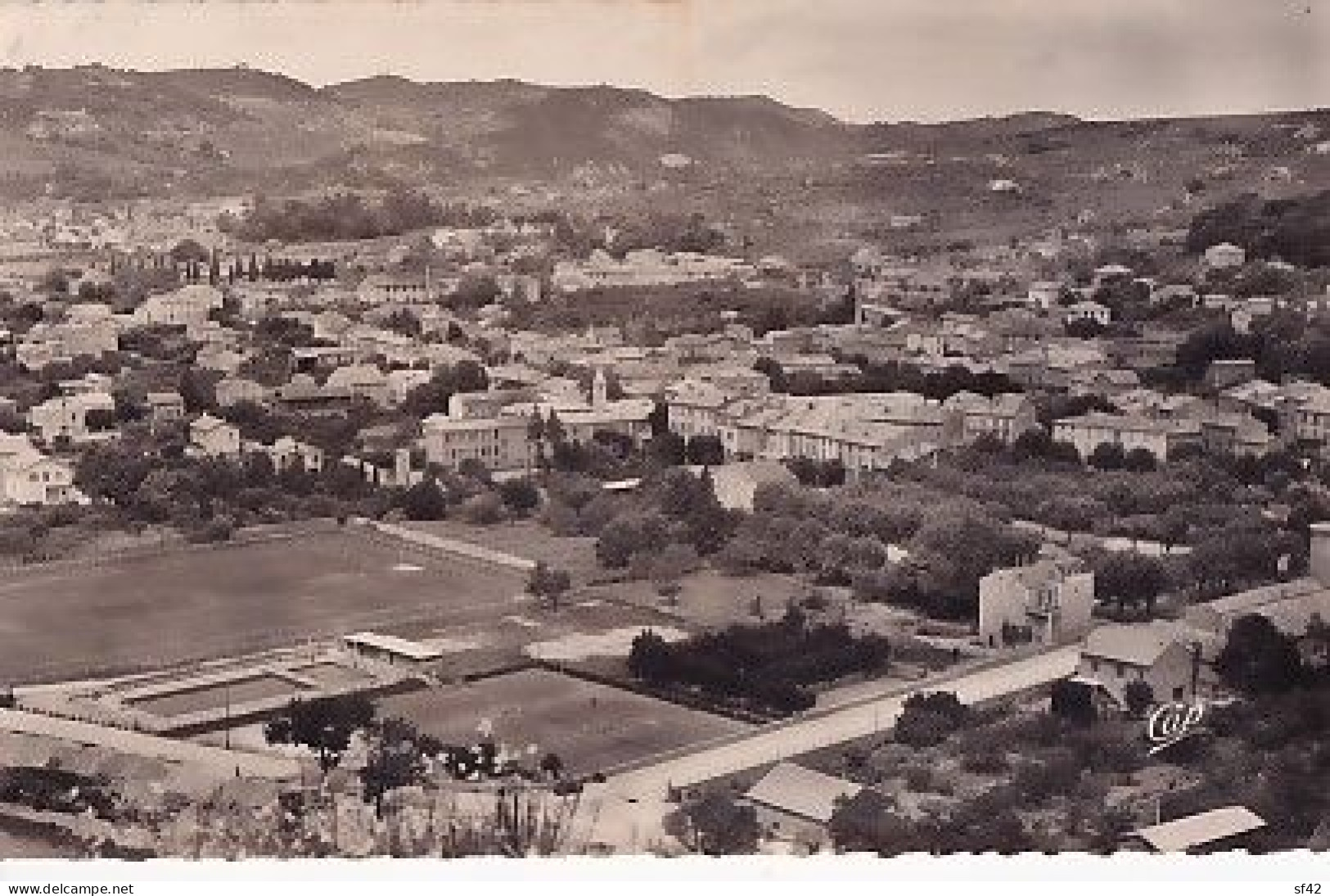 NYONS      LES TERRAINS DE SPORTS.  LE STADE DE FOOTBALL - Football