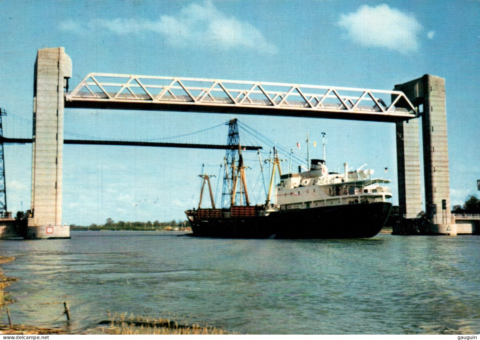 CPM - Pont De MARTROU - Bateau Cargo - Edition Berjaud - Commerce