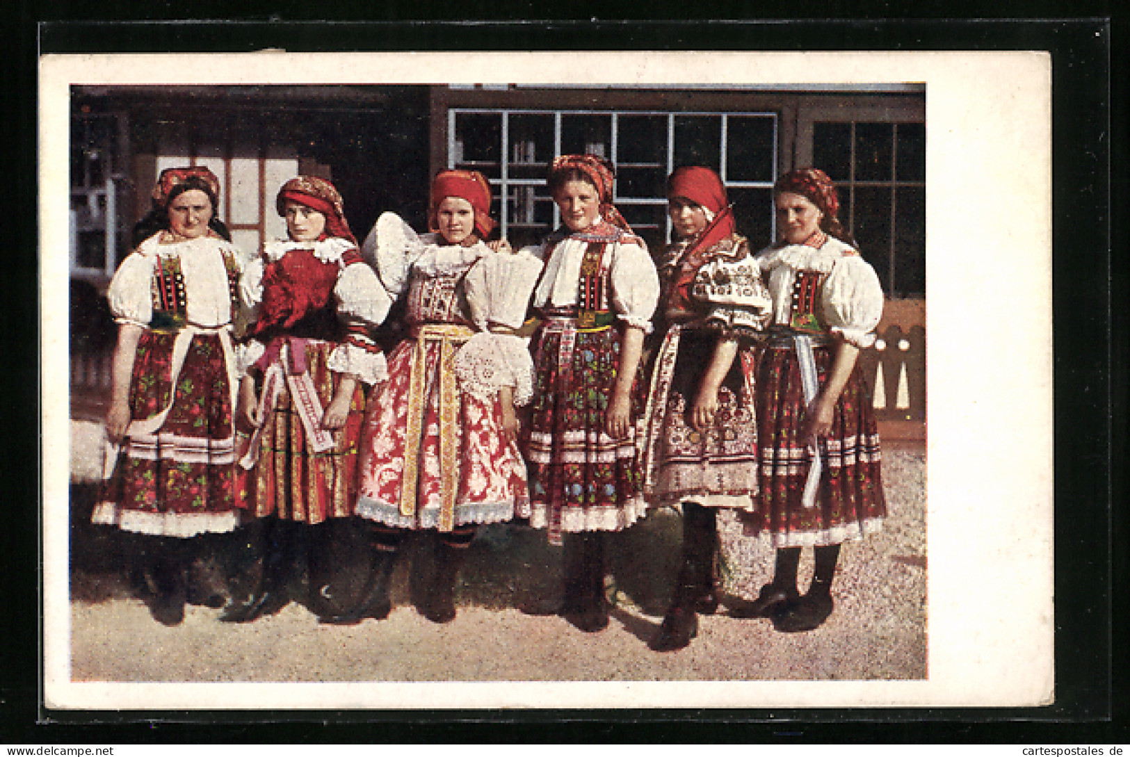 AK Junge Frauen In Slowakischer Bunter Tracht Mit Roten Kopftüchern  - Ohne Zuordnung