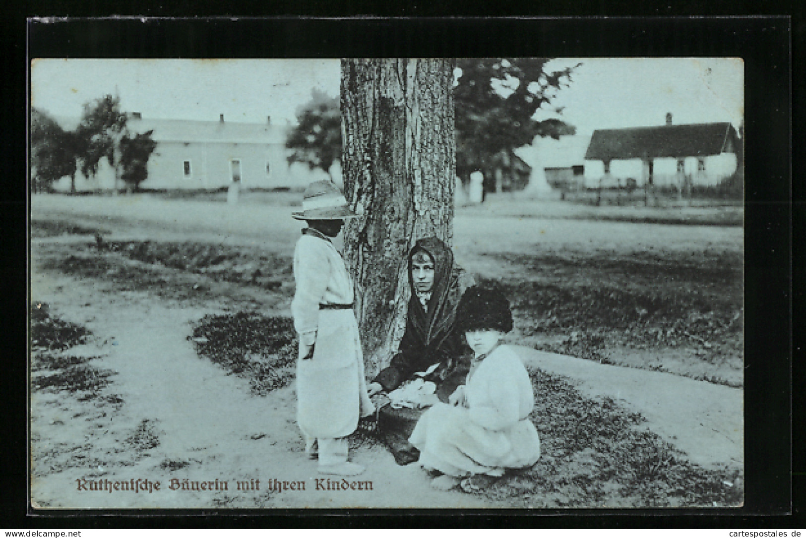 AK Russische Frau Mit Zwei Kindern An Einem Baum, Ruthenische Bäuerin Mit Ihren Kindern  - Non Classés