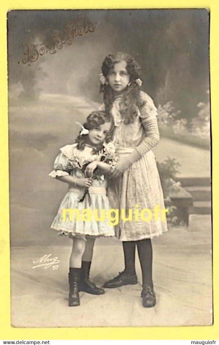 ENFANTS / DEUX FILLETTES EN ROBE POSANT CHEZ LE PHOTOGRAPHE - Autres & Non Classés