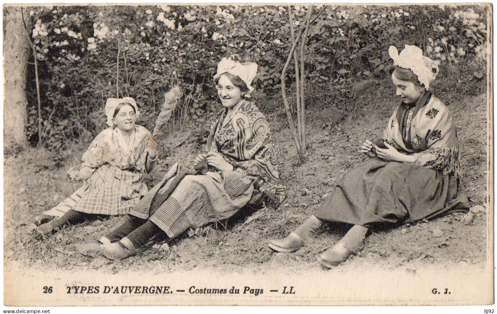 CPA  TYPES D'AUVERGNE - 26. Costumes Du Pays - LL (animée) -- G. J. - Auvergne