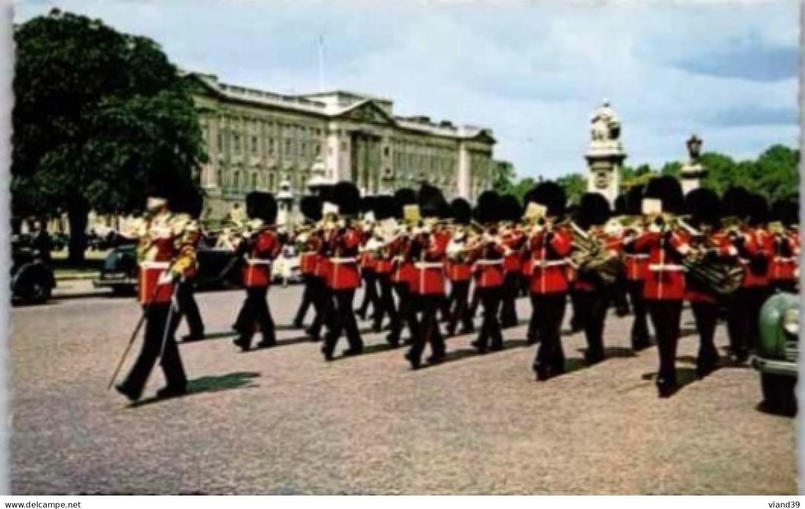 LONDRES. - Guards Band Near Buckingham Palace  -  Non Circulée - Buckingham Palace