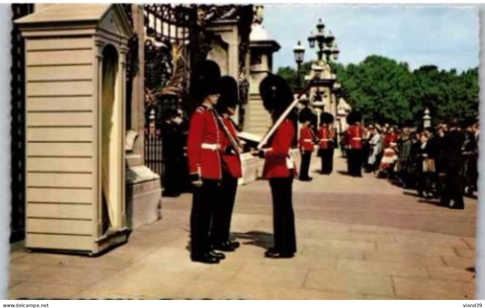 LONDRES. - Changing The Guards  .  -  Non Circulée - Buckingham Palace