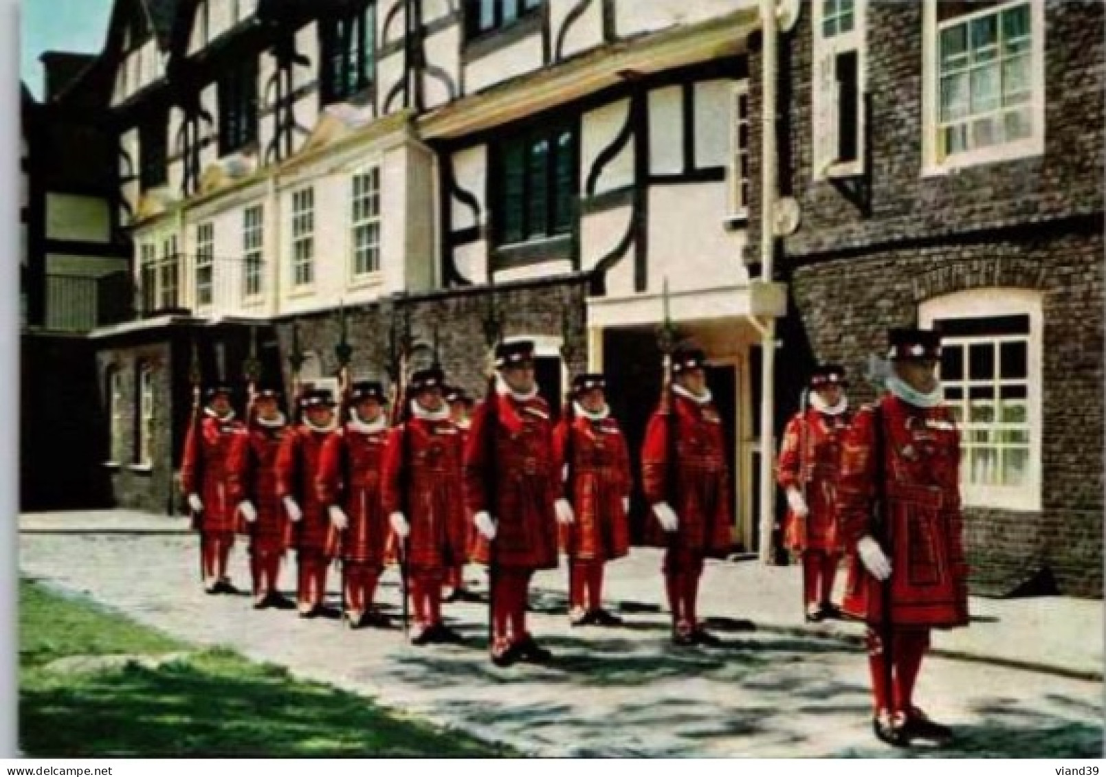 LONDRES. - Yomen Warders On Ceremonial Church Parade. .  -  Non Circulée - Tower Of London