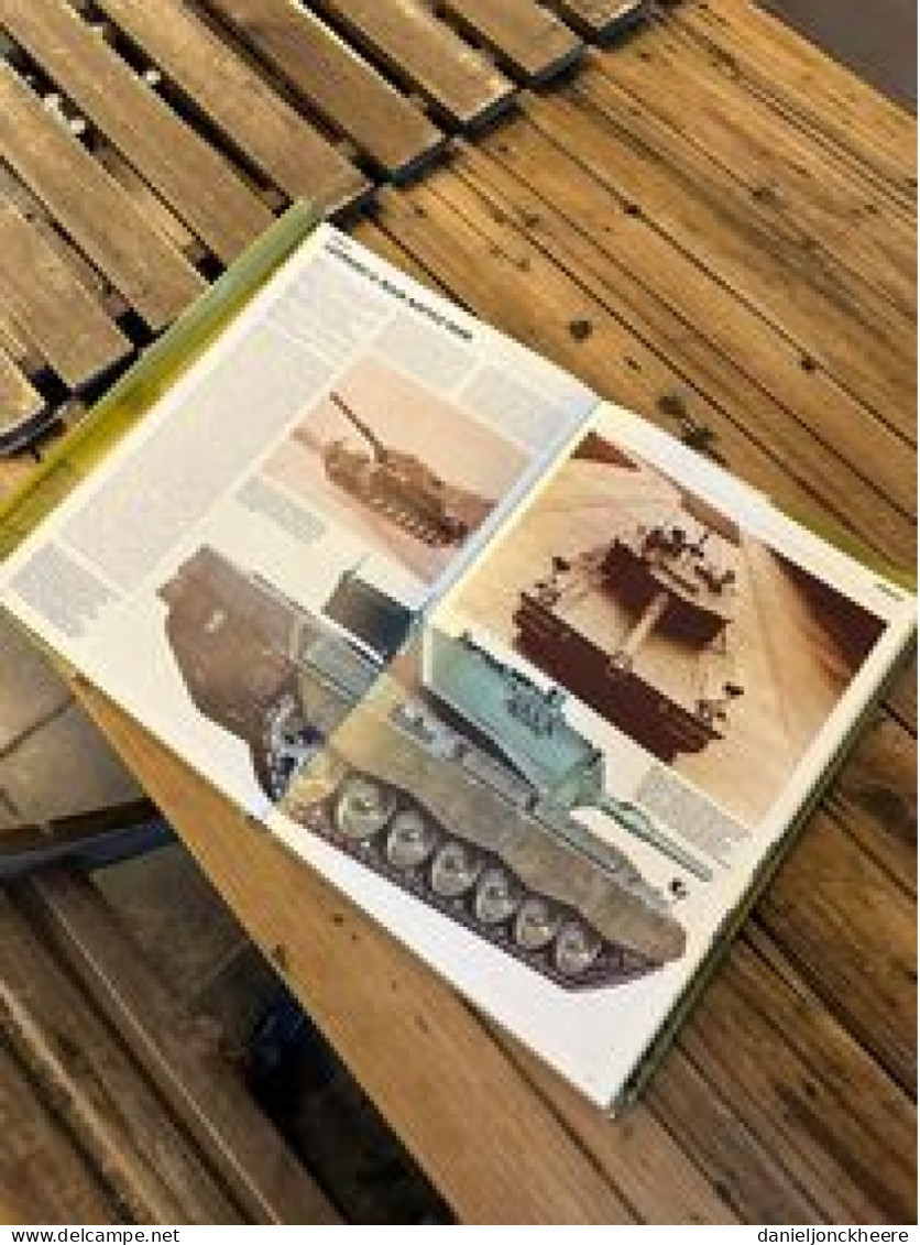 Thanks And Fighting Vehicles The Illustrated Encyclopedia Of The World's Christopher F Fou - Inglese