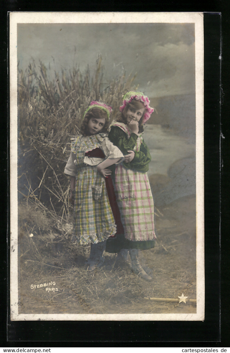 Foto-AK Stebbing, Zwei Mädchen Stehen Nebeneinander Vor Einem See  - Photographie