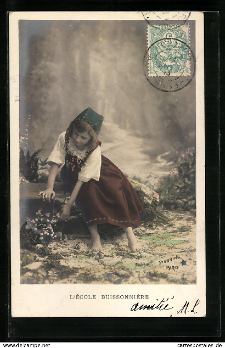 Foto-AK Stebbing: L`École Buissonnière, Junges Mädchen Im Bauernkleid Am Blumenpflücken  - Fotografía