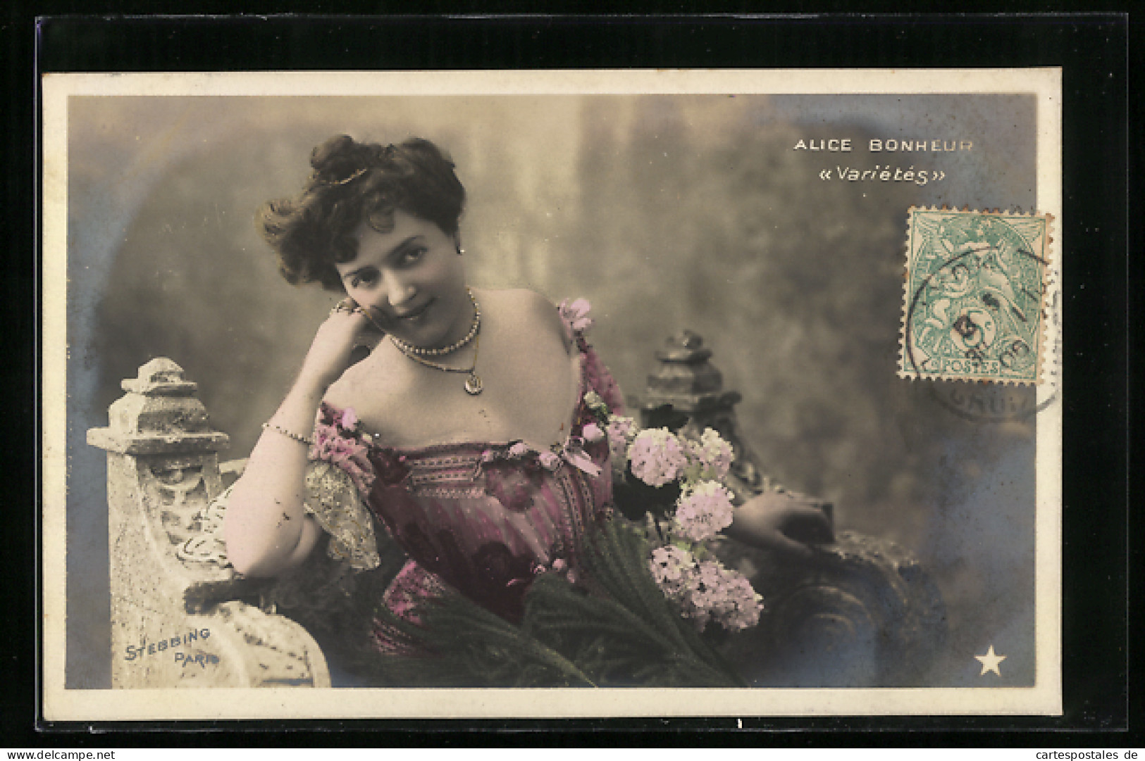 Foto-AK Stebbing: Alice Bonheur Im Rosanen Kleid Mit Halskette Auf Einer Bank  - Photographie