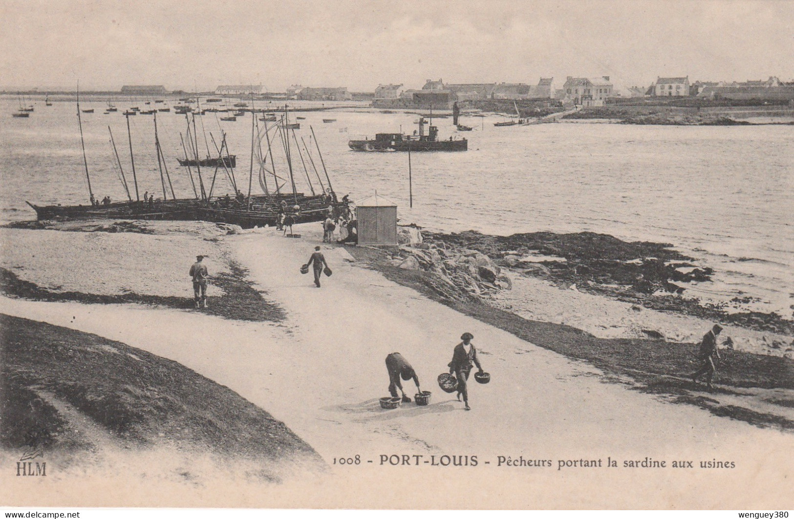 56 PORT-LOUIS    Pêcheurs Portant La Sardine Aux Usines   TB PLAN   HLM.   Env. 1910.        RARE - Port Louis