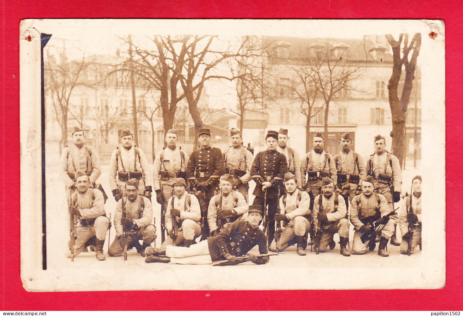 Milit-206A06  Carte Photo,  Un Groupe De Militaires Avec Leur Arme Devant Un Bâtiment, Cpa  - Sonstige & Ohne Zuordnung