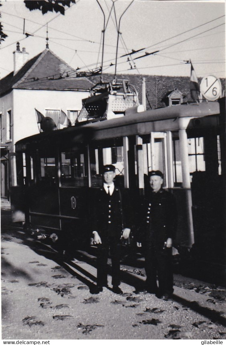 Photo - DIJON - 1960 - Employés Devant Le Tramway Electrique  - Zonder Classificatie