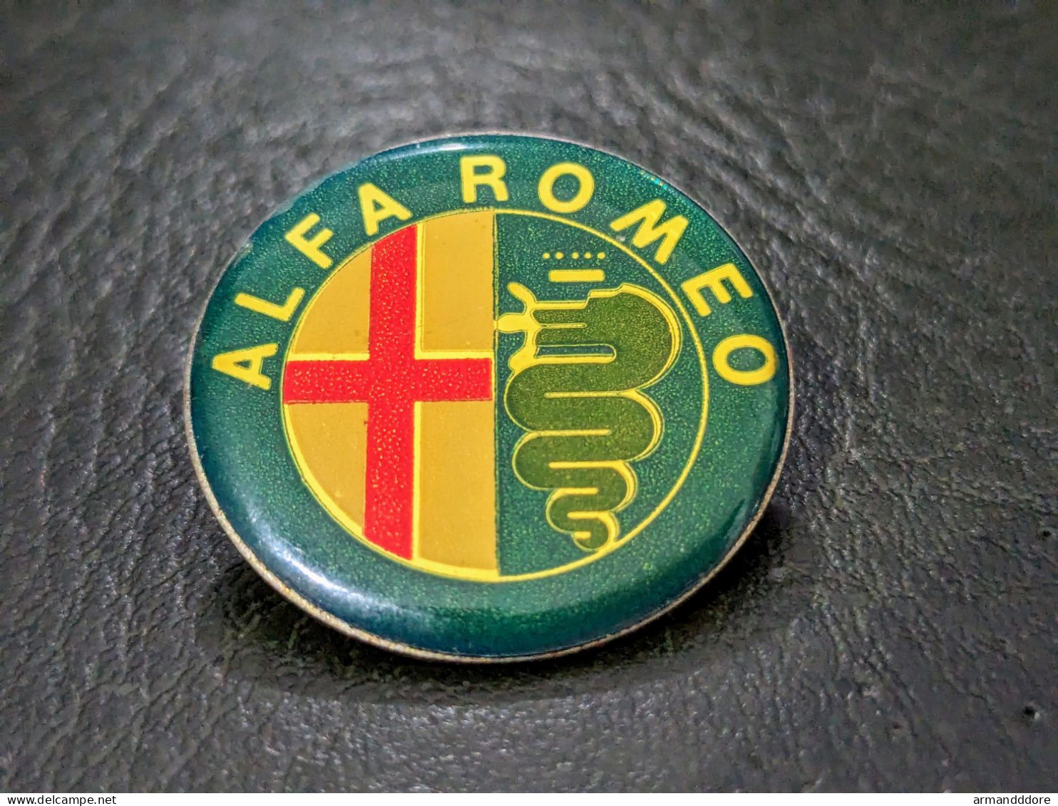 A Pin's Pins Lapel Enamel Pin Alfa Romeo Car Logo Automobile Voiture Badge 30mm Vintage Bon Etat Diametre : 30 Mm Envois - Alfa Romeo