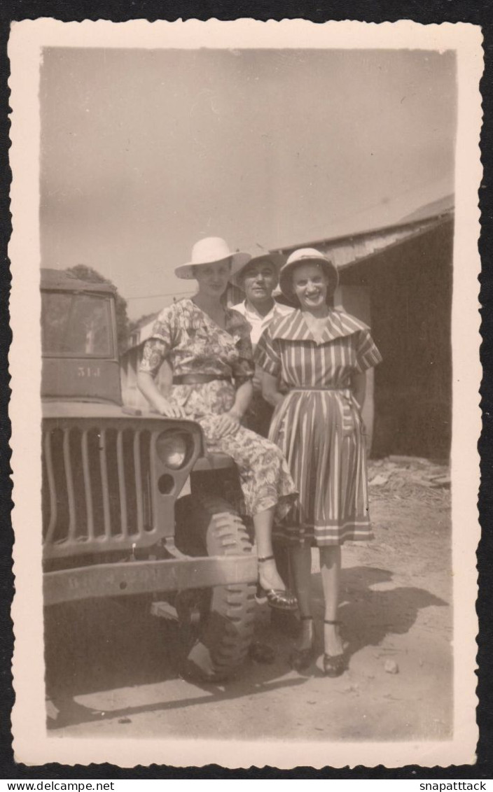 Photographie 1951 D'une Famille Tenue Coloniale Bangui République Centrafricaine Colonisation Jeep Voiture  6,7x10,7cm - Places
