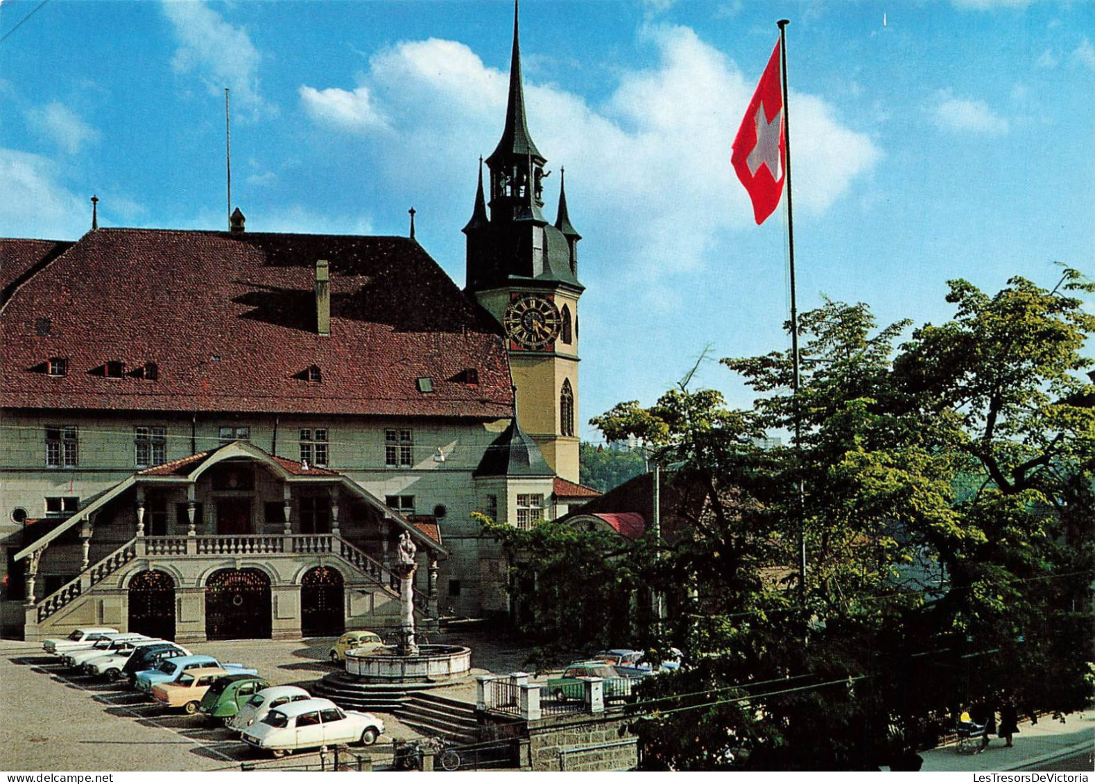 SUISSE - Fribourg - Vue Sur L'hôtel De Ville Et Le Tilleul De Morat - Voitures - Vue Générale  - Carte Postale - Fribourg