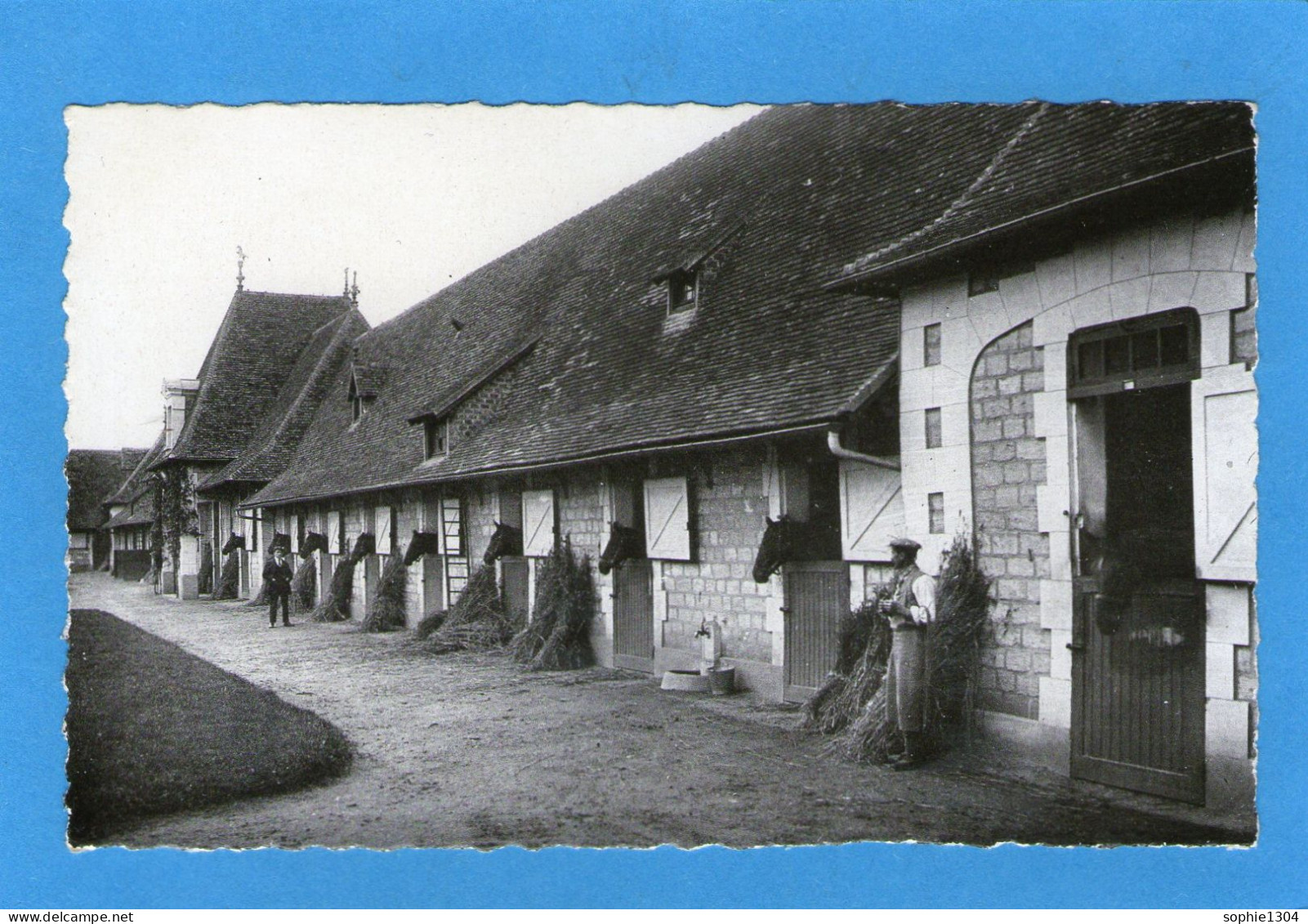 NEAUFLES-SAINT-MARTIN - Un Coin Du Haras - Distribution Du Fourrage - - Other & Unclassified