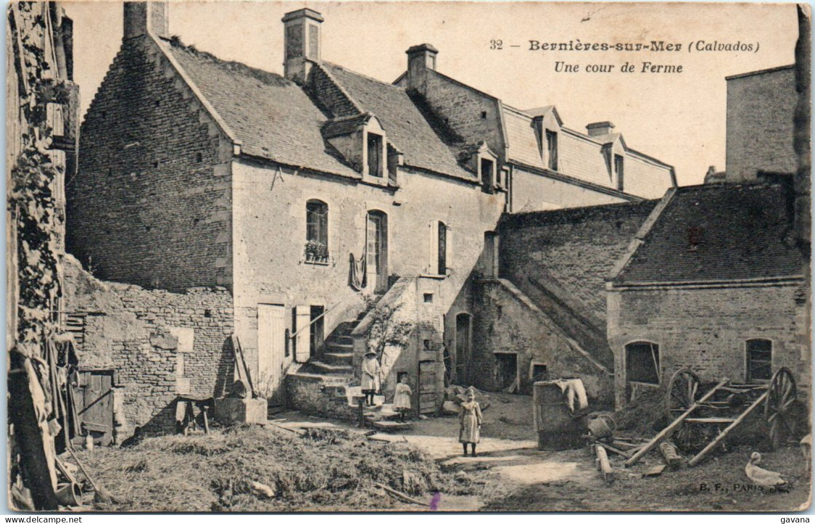 14 BERNIERES-sur-MER - Une Cour De Ferme - Other & Unclassified