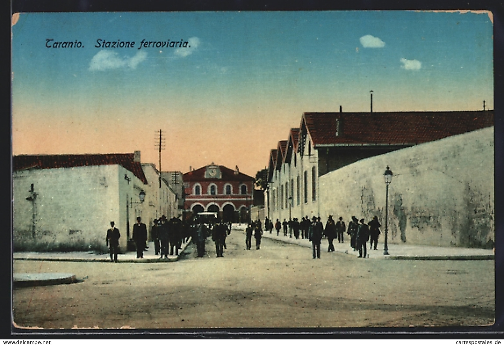 Cartolina Taranto, Stazione Ferroviaria, Bahnhof Mit Passanten  - Taranto