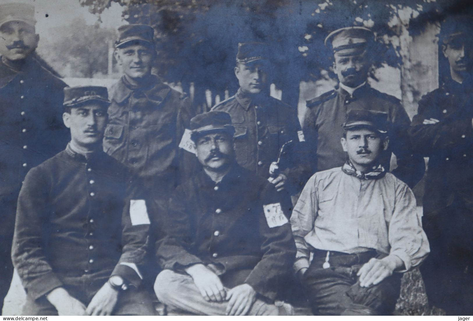 Carte Photo  1914  Les Prisonniers De Guerre Avec écusson  WWI - Guerre, Militaire