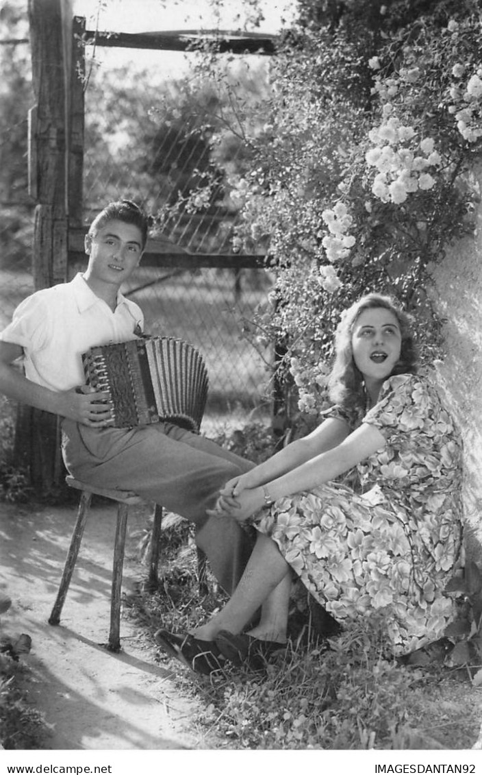 SPECTACLE #MK48462 HOMME ET FEMME MUSIQUE ACCORDEON - Music And Musicians