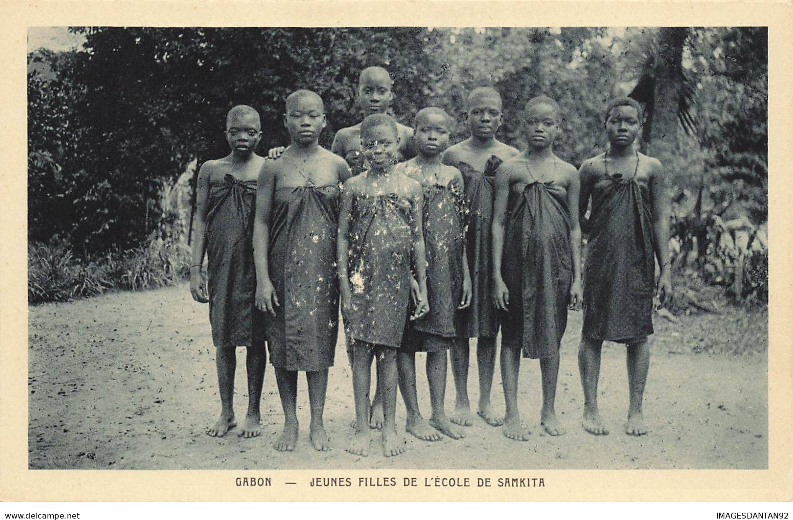 GABON #DC51011 JEUNES FILLES DE L ECOLE DE SAMKITA AVEC PUB CIRAGE IMPERMEABLE - Gabon