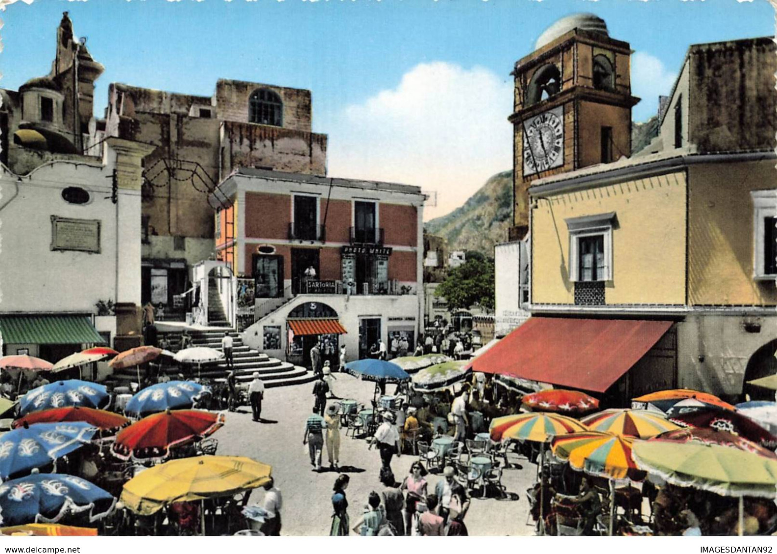 ITALIE #DC50869 CAPRI PLACE AVEC TERRASSES BARS PARASOLS EGLISES - Autres & Non Classés