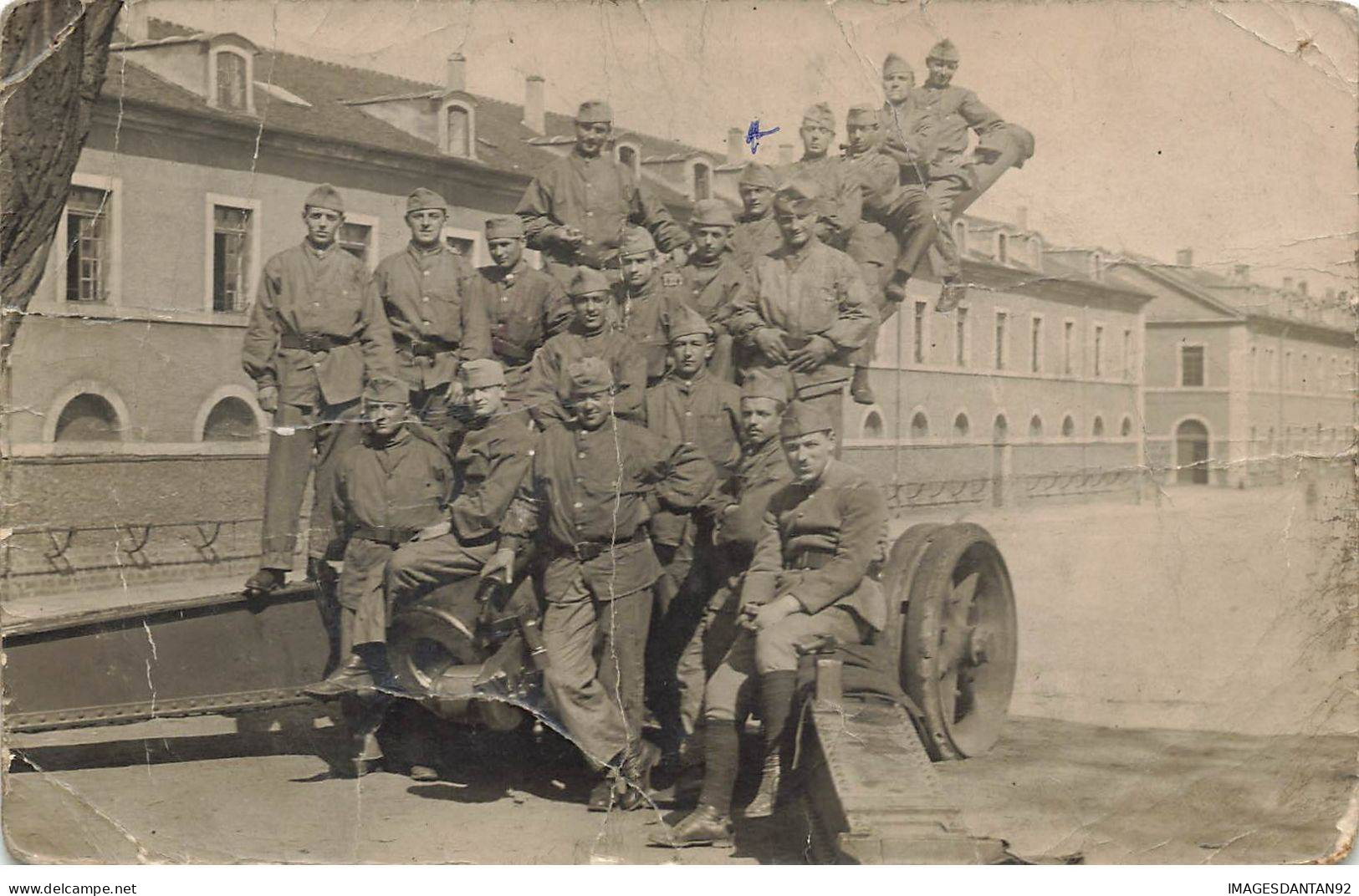 MILITAIRES #DC51489 SOLDATS SUR UN CANON ARTILLERIE CASERNE CARTE PHOTO - Patrióticos