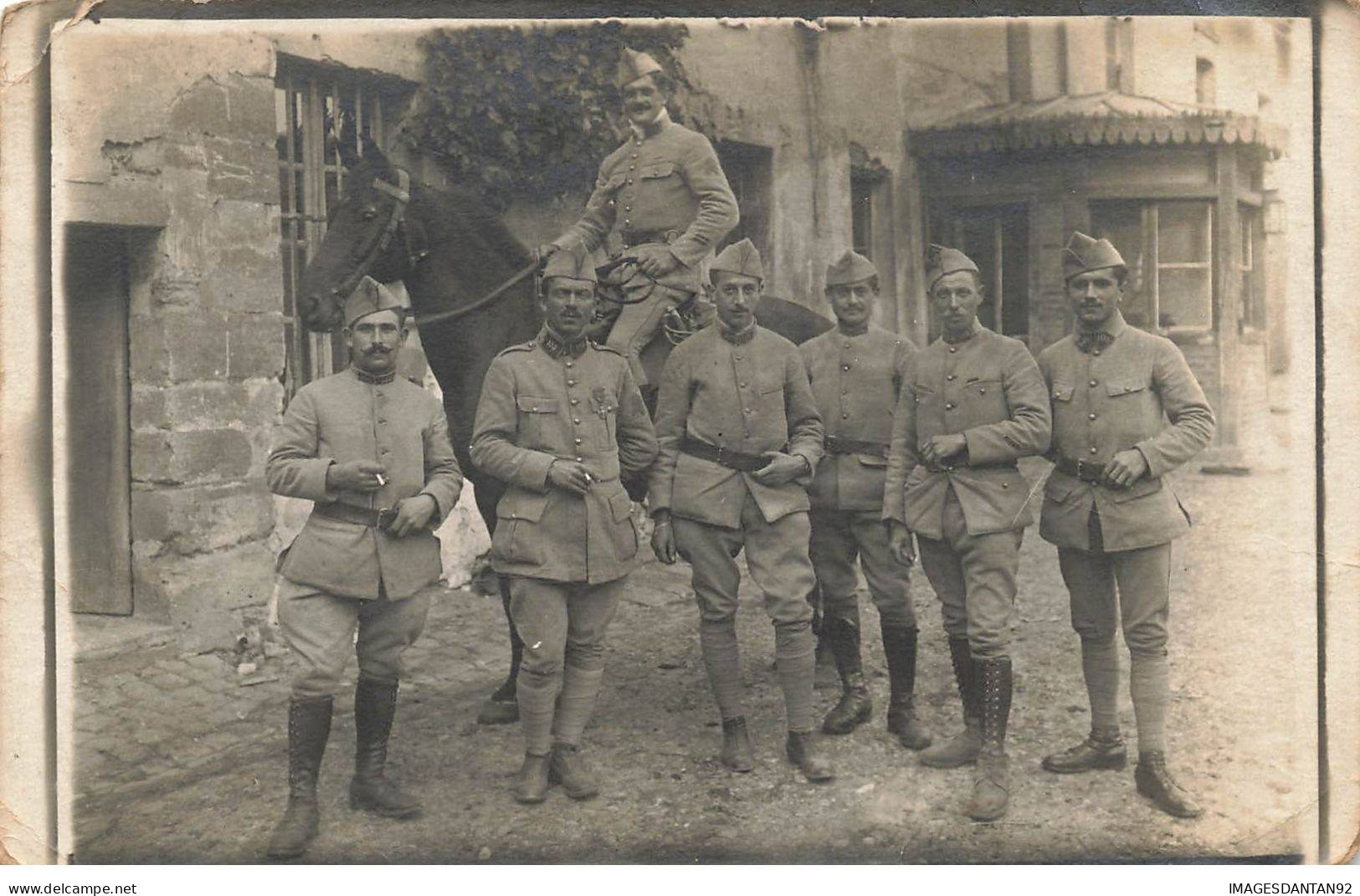 MILITAIRES #DC51490 SOLDATS DONT UN SUR UN CHEVAL CARTE PHOTO - Uniforms