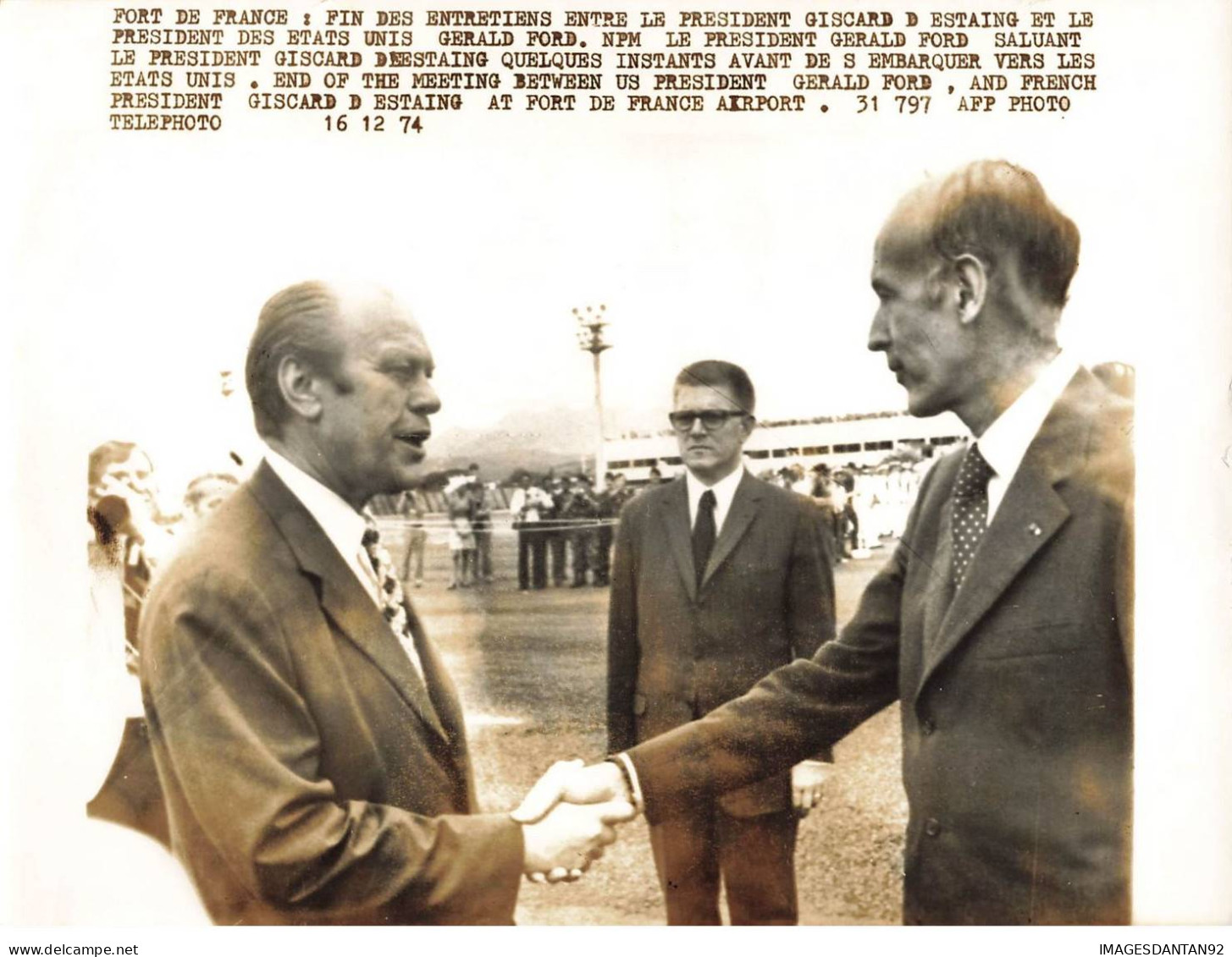 FORT DE FRANCE #PPMK1362 PHOTO LE PRESIDENT GERALD FORD SALUANT LE PRESIDENT GISCARD DESTAING 16 /12 /74 - Identified Persons