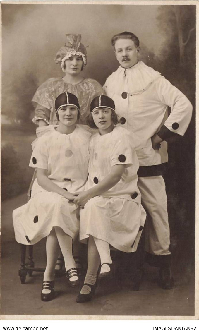 02 SAINT QUENTIN  #DC51601 CARNAVAL CARTE PHOTO FAMILLE HABILLEE EN PIERROT - Saint Quentin