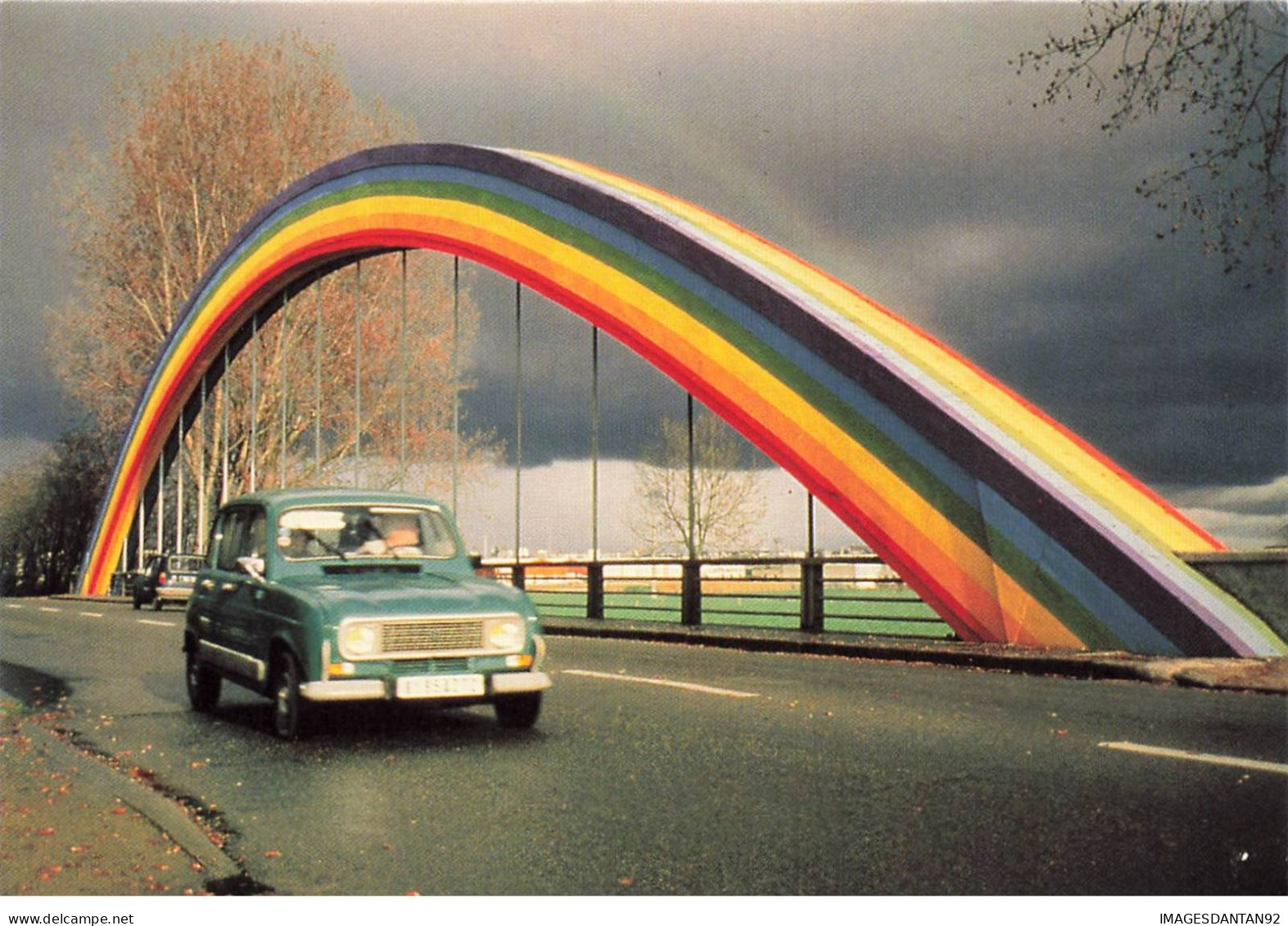 72 ALLONES AA#DC922 PONT PEINT AUX COULEURS DE L ARC EN CIEL RENAULT 4 L - Allonnes