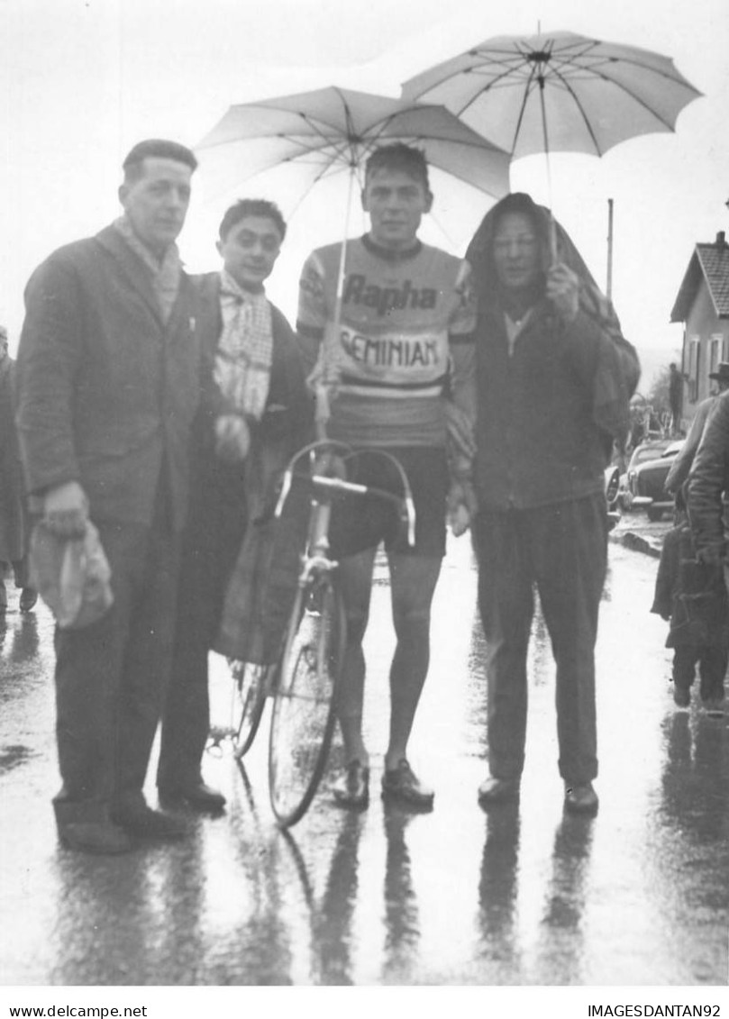 CYCLISME PP#FG1437 CYCLISTE MICHEL DILLOARD GRANDE PHOTO 24 X 18 CM SOUS LA PLUIE - Cyclisme