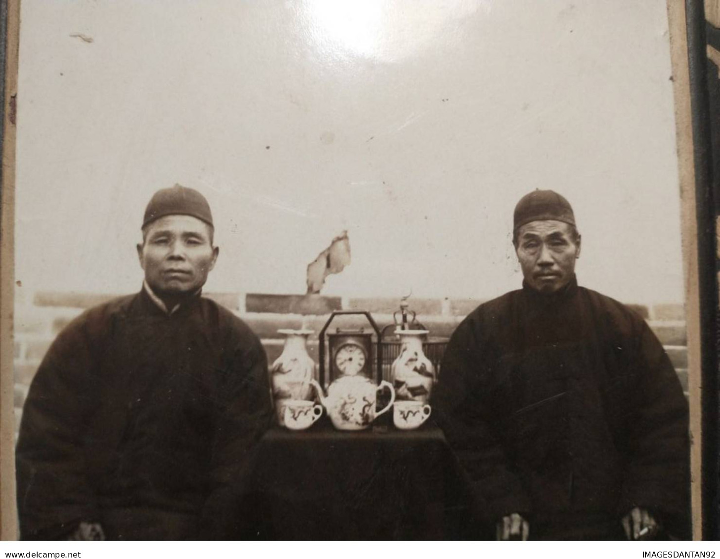 CHINE CHINA #FG54613 PHOTO 19/20 EME DEUX HOMMES CHINOIS CHINESE MEN VERS AVEC PORCELAINE ET HORLOGE - Anciennes (Av. 1900)