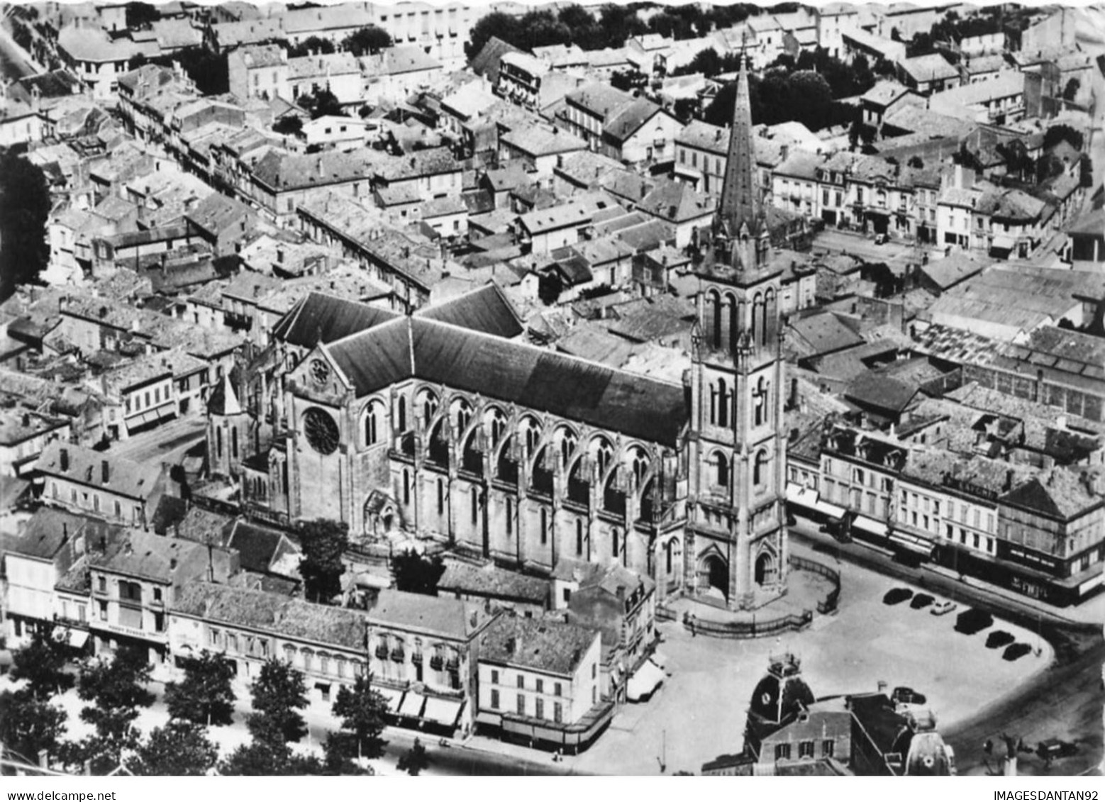 24 BERGERAC AC#MK547 VUE AERIENNE SUR L EGLISE ET LA PLACE - Bergerac