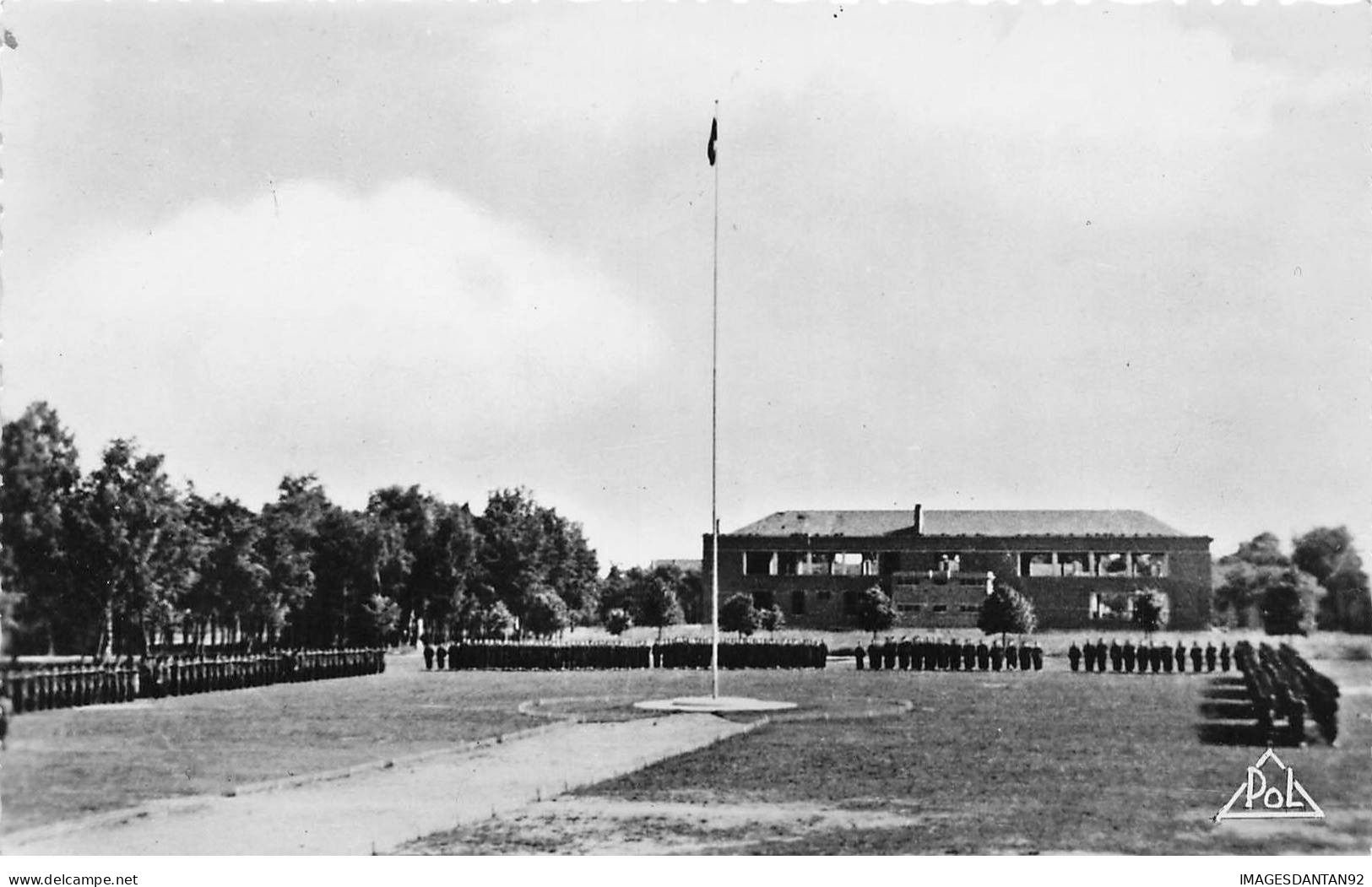 02 SISSONNE AF#DC008 LE PLATEAU DES COULEURS MILITAIRES AU GARDE A VOUS - Sissonne