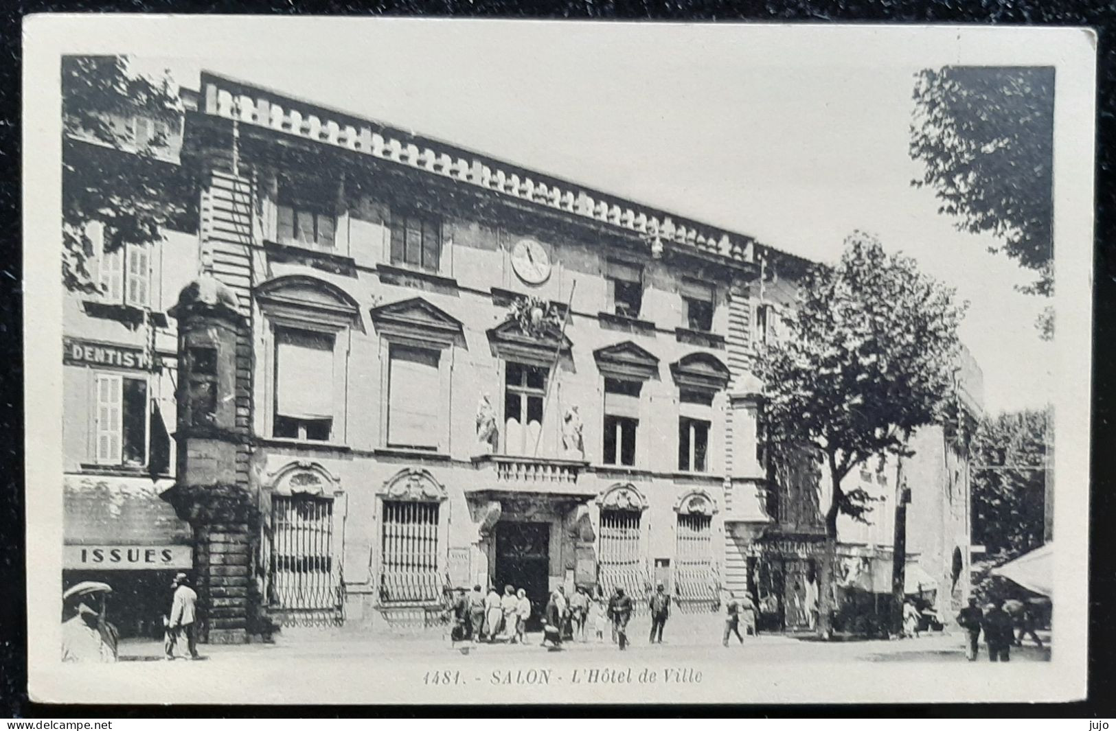 13 - SALON - L'Hôtel De Ville - Animée - Salon De Provence