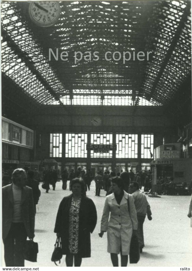 PARIS 1977 Gare De L'Est Ferroviaire Grève - Places