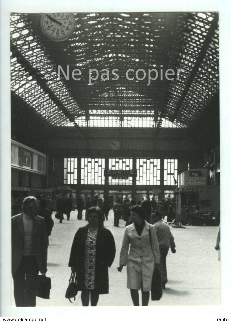 PARIS 1977 Gare De L'Est Ferroviaire Grève - Places