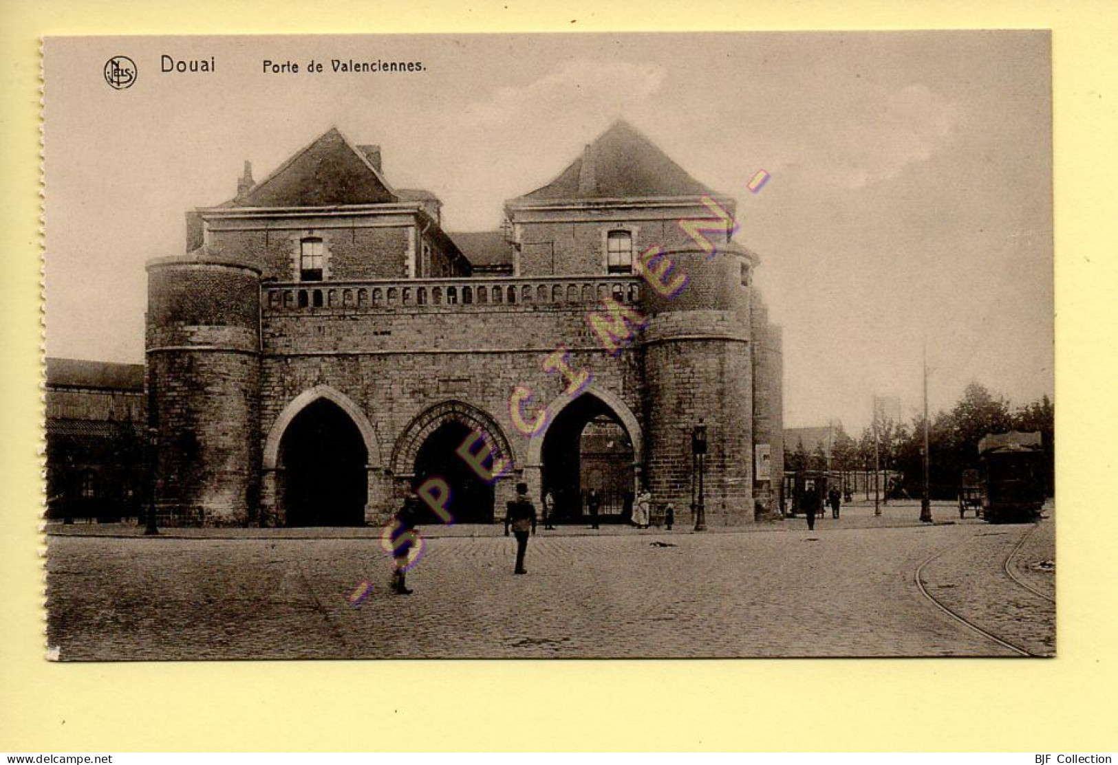 59. DOUAI - Porte De Valenciennes (animée) (voir Scan Recto/verso) - Douai