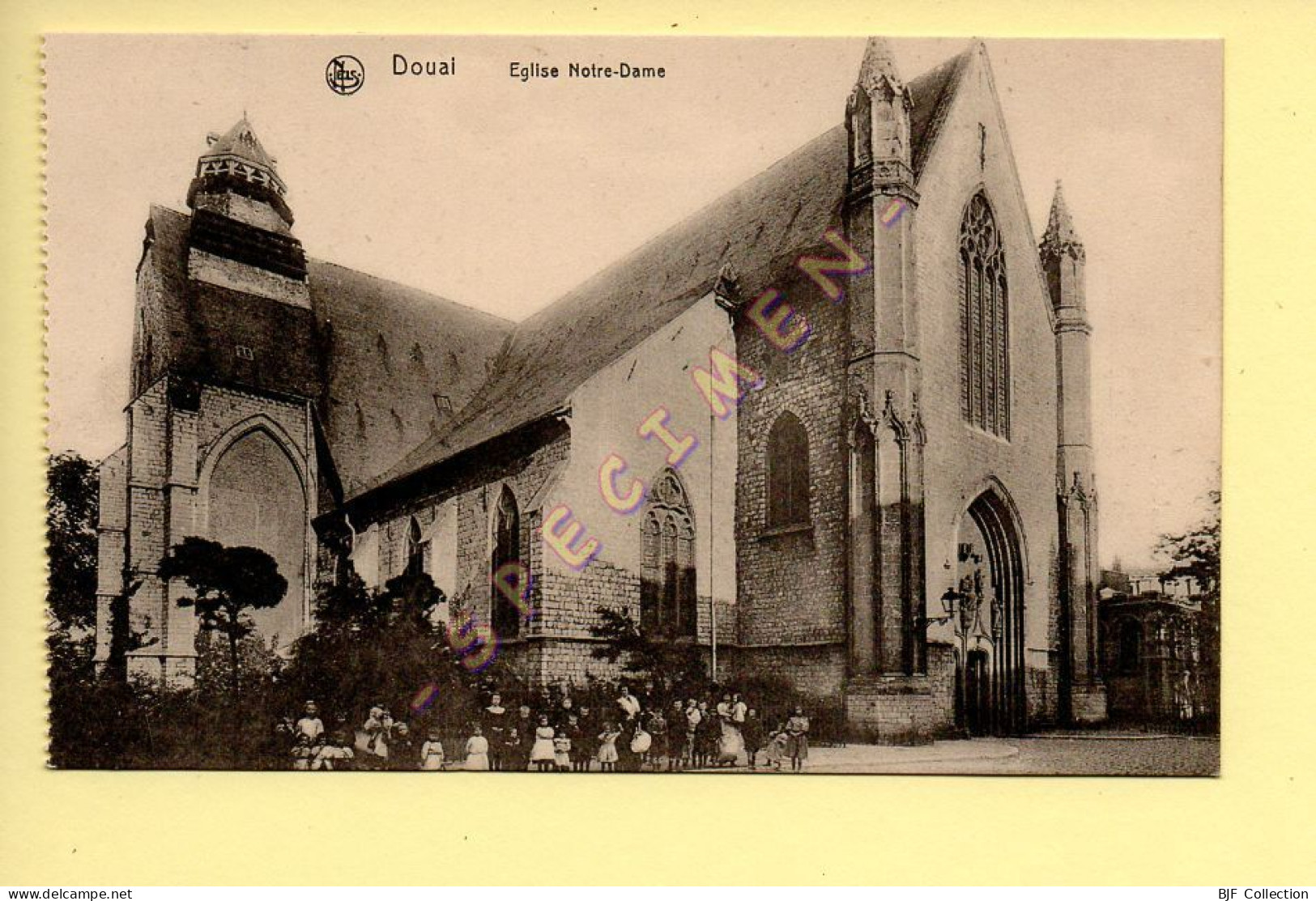59. DOUAI - Eglise Notre-Dame (animée, Groupe Avec Enfants) (voir Scan Recto/verso) - Douai