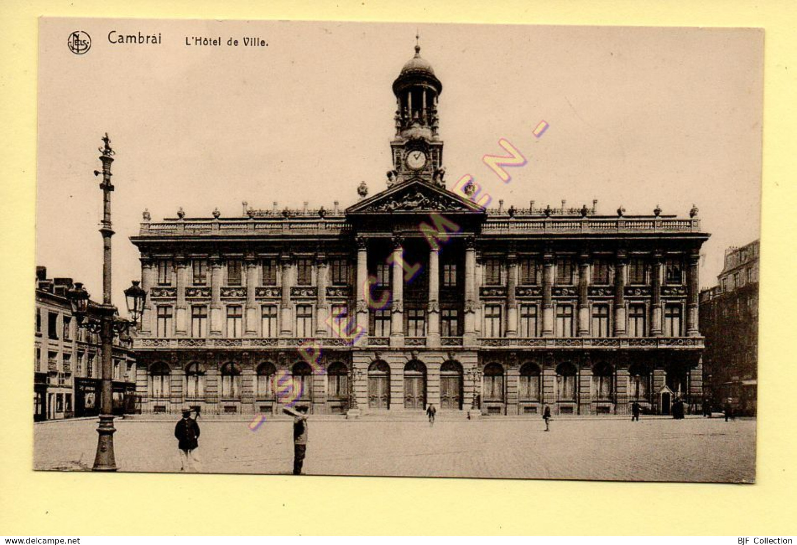 59. CAMBRAI - L'Hôtel De Ville (animée) (voir Scan Recto/verso) - Cambrai