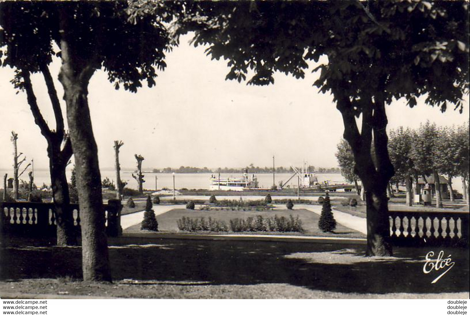 D33  BLAYE Le Jardin Public ..... Au Fond Le Bac - Blaye