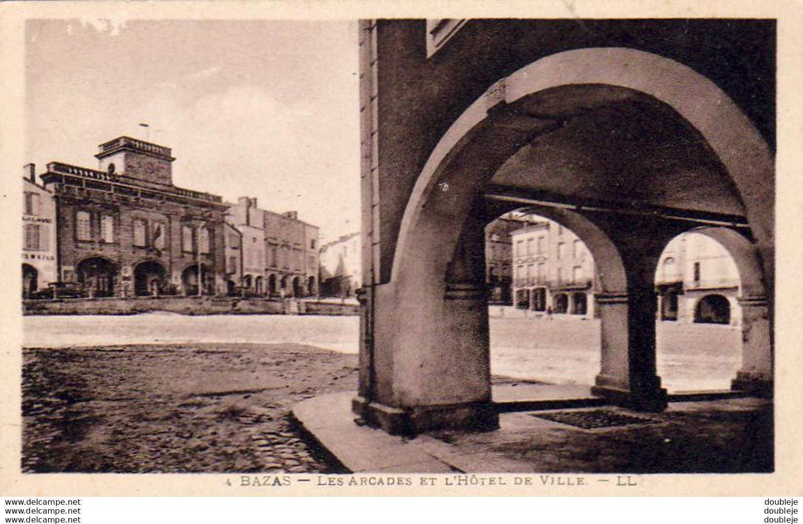 D33  BAZAS  Les Arcades Et L'Hôtel De Ville - Bazas