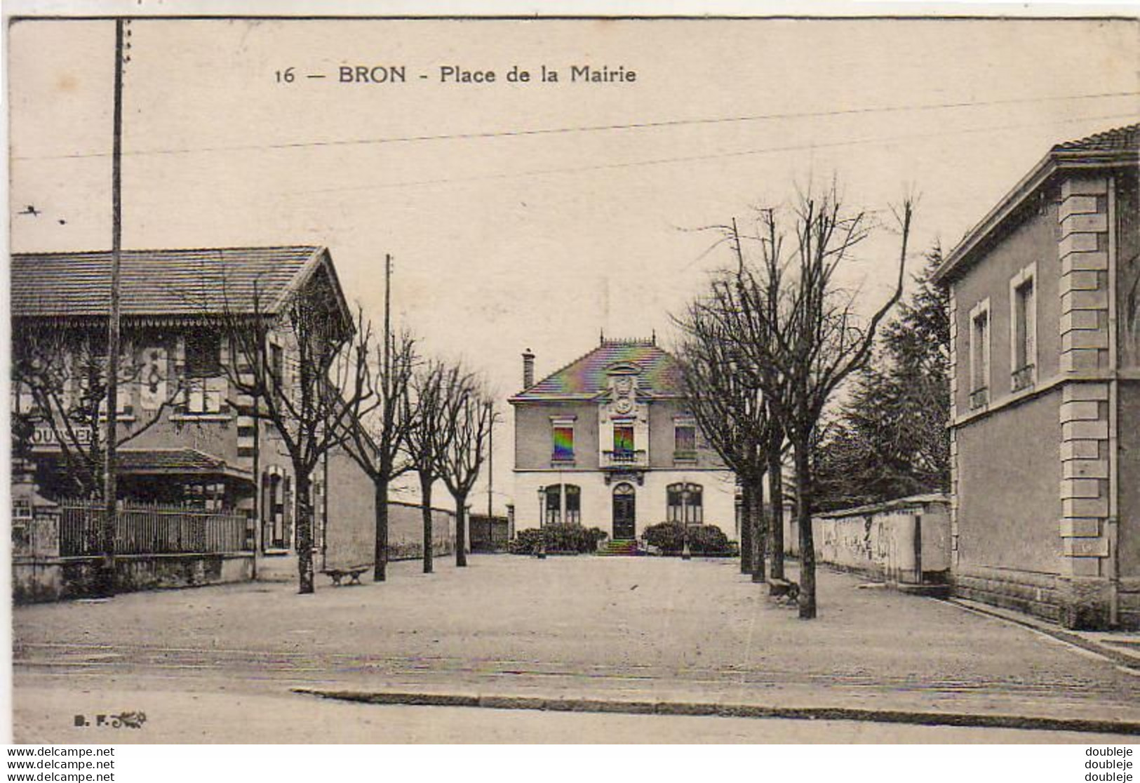 D69   BRON  Place De La Mairie - Bron