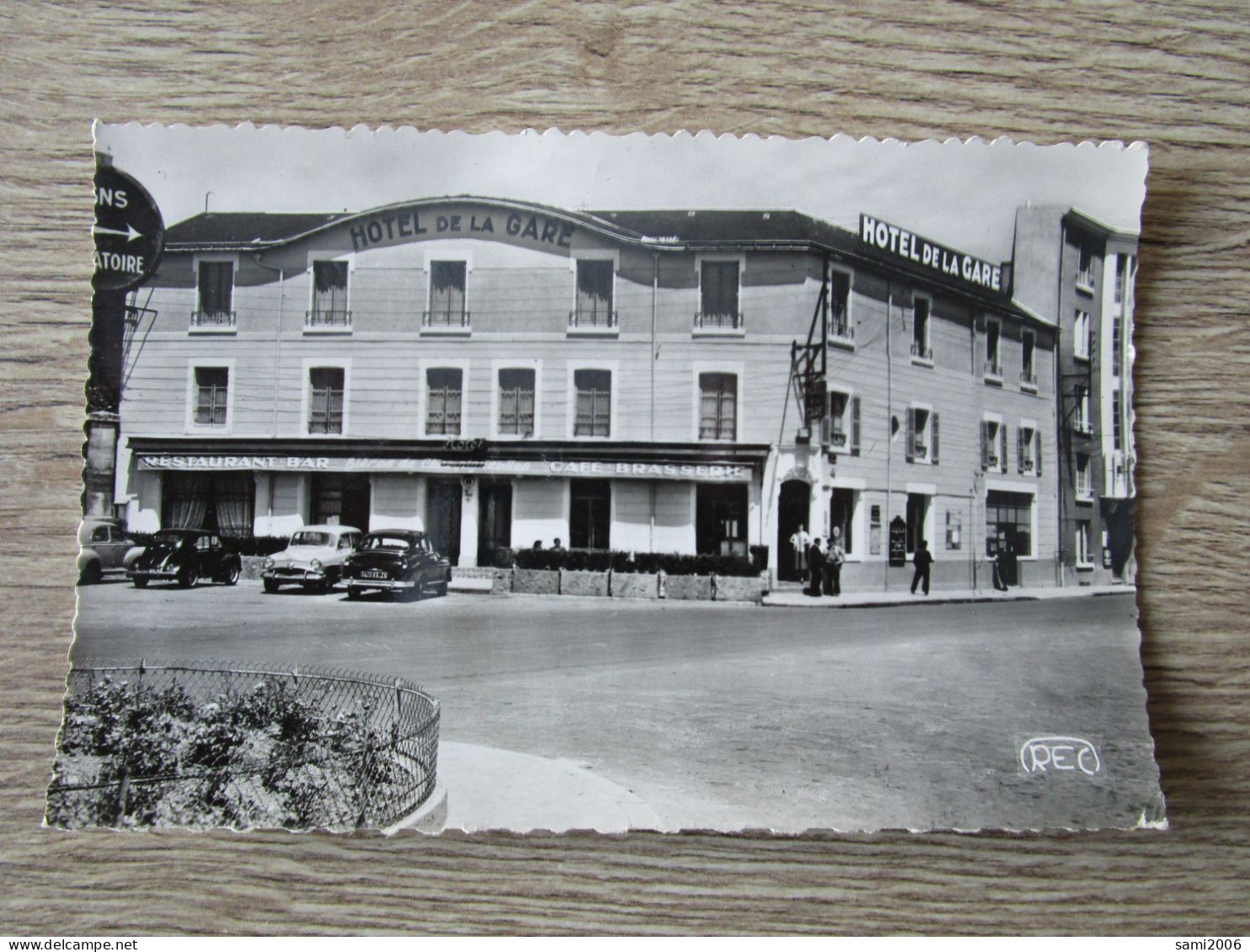 36 CHATEAUROUX RUE BOURDILLON PLACE ET HOTEL DE LA GARE VOITURES ANCIENNES - Chateauroux