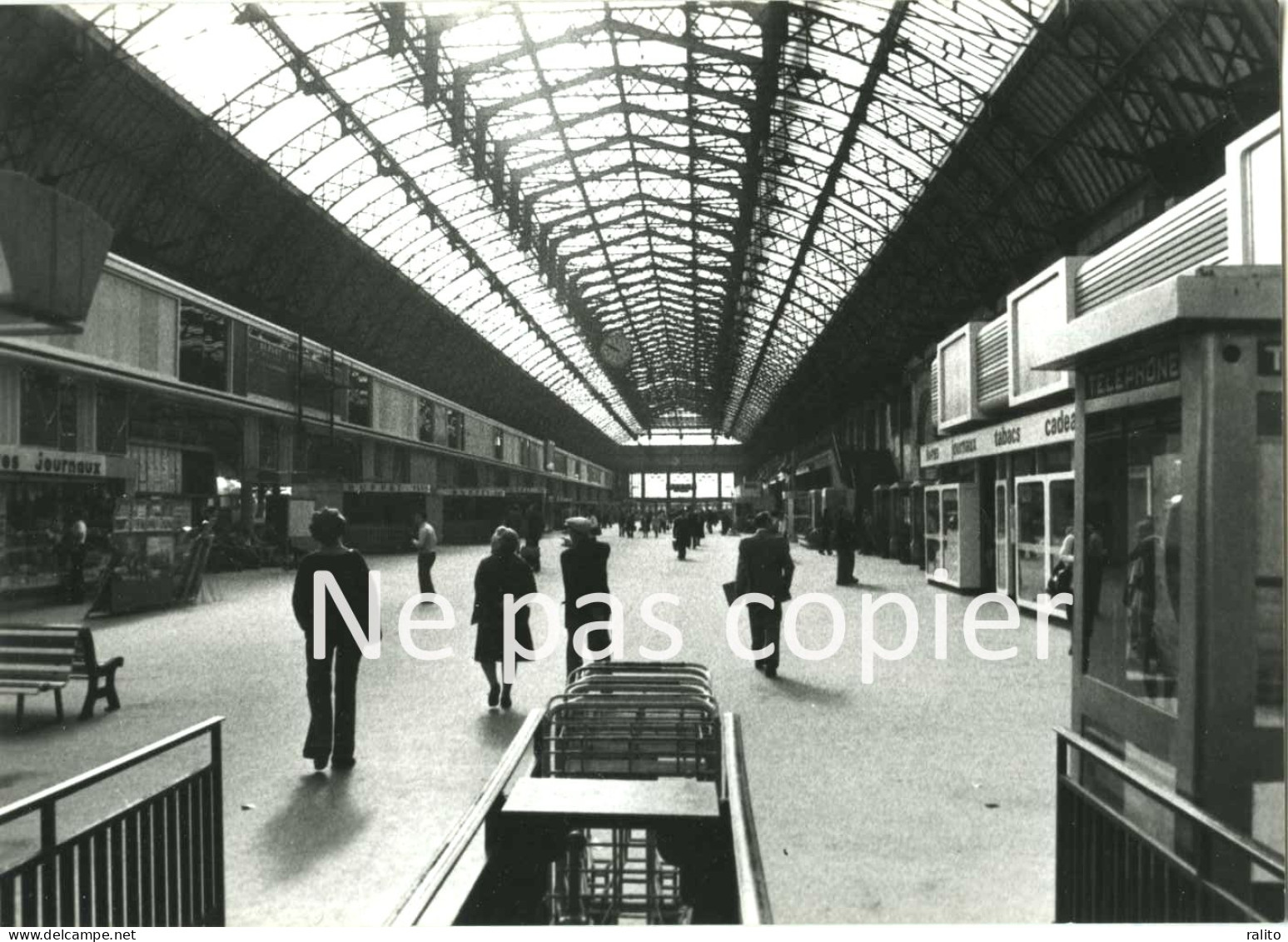 PARIS 1977 Gare De L'Est Ferroviaire Grève Photo 12,6 X 17,8 Cm - Lieux