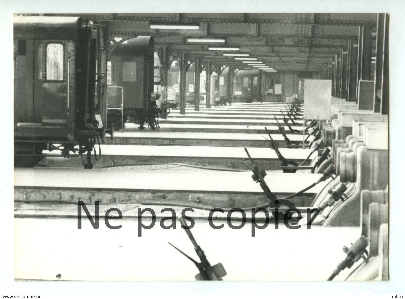 PARIS 1977 Gare Trains Ferroviaire Grève Photo 12,6 X 17,9 Cm - Places