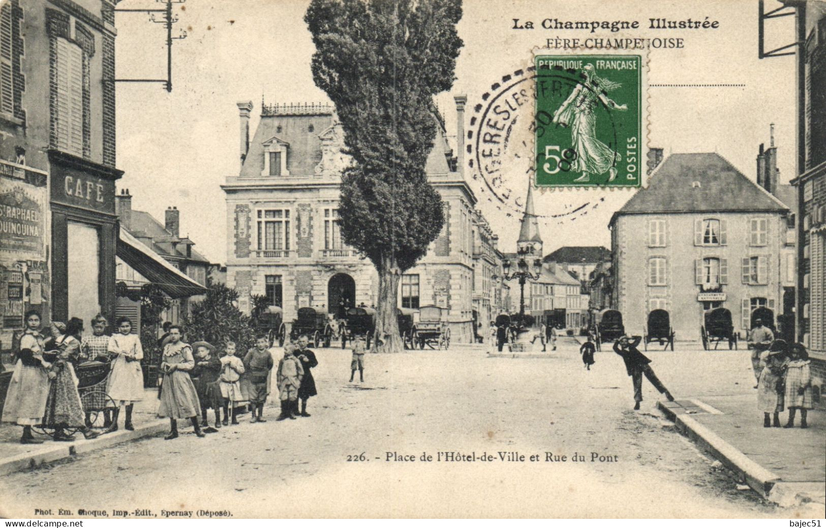 Fère Champenoise - Place De L'hôtel De Ville Et Rue Du Pont "animés" "pionnière 190?" - Fère-Champenoise